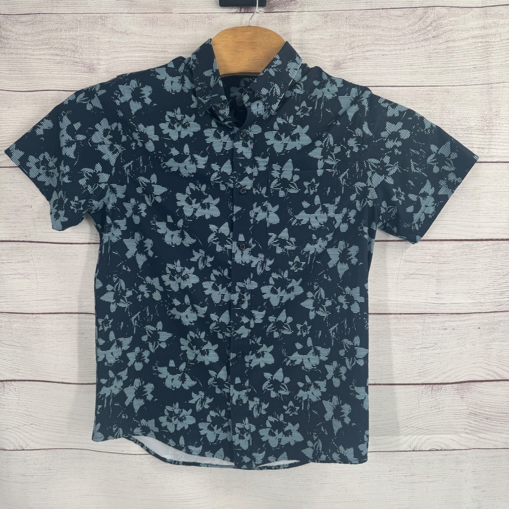 Travis Mathew Floral Print Button Up Short Sleeve Shirt Small Golf Performance
